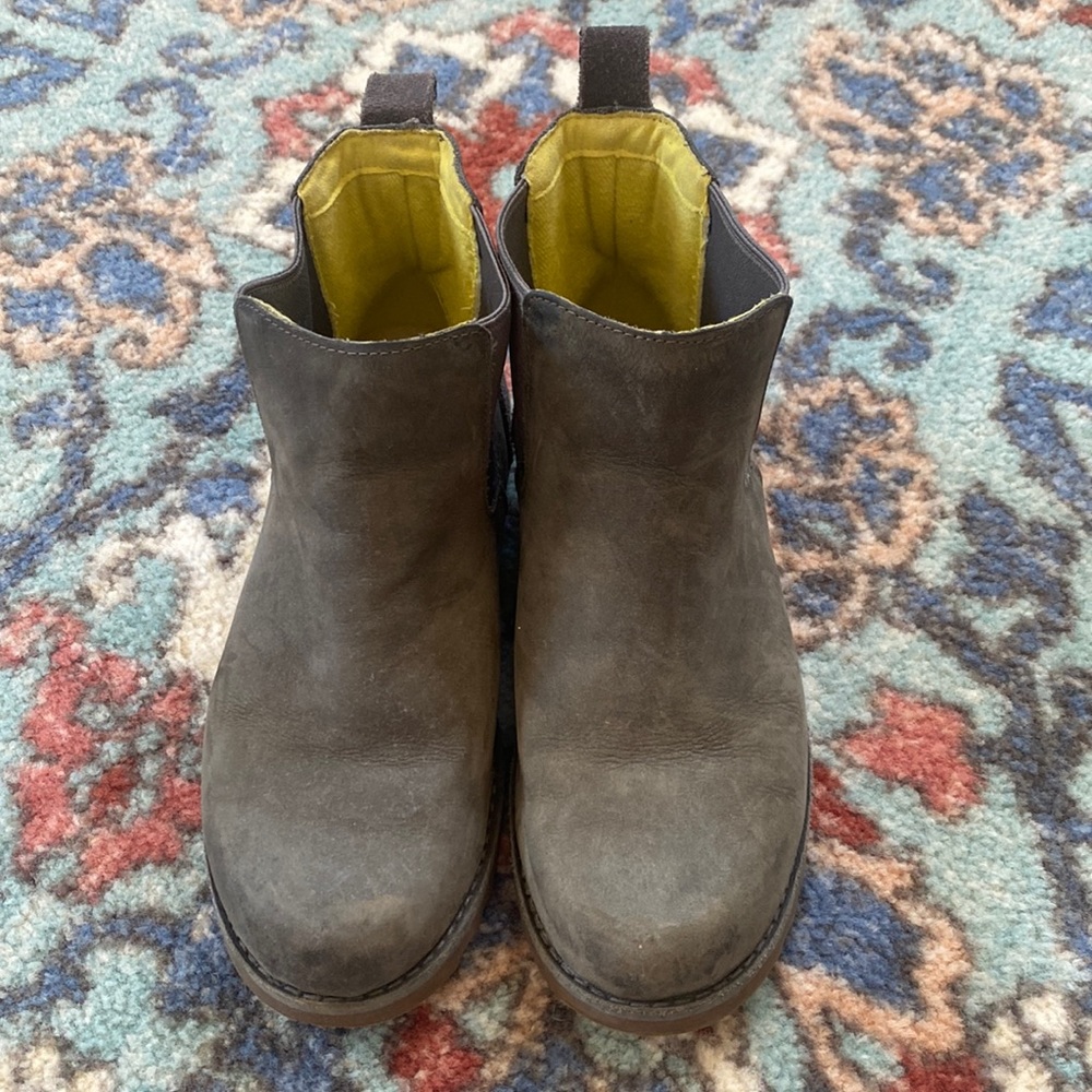 UGG grey size 6 slip on, suede boot.